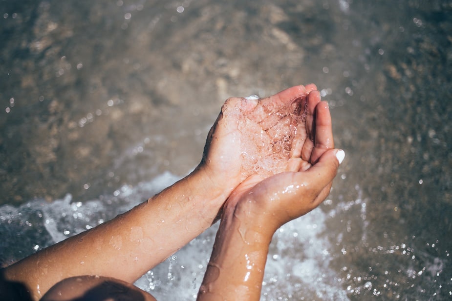 ¿Por qué deberías tomar agua con menos sodio?